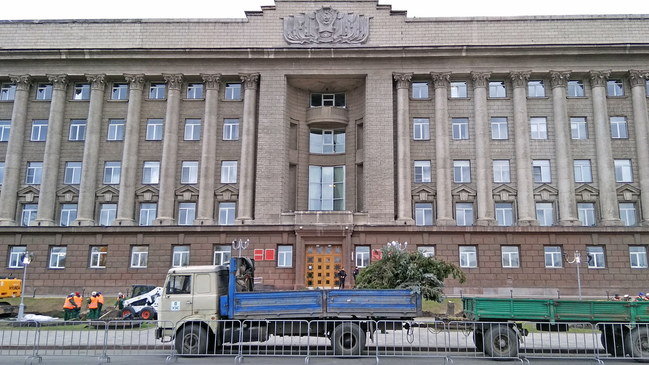 Здание алминистрации Красноярского края лысое без елей