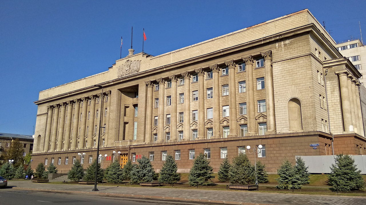 После замены елей сразу стал видна монументальность советской архитектуры здания