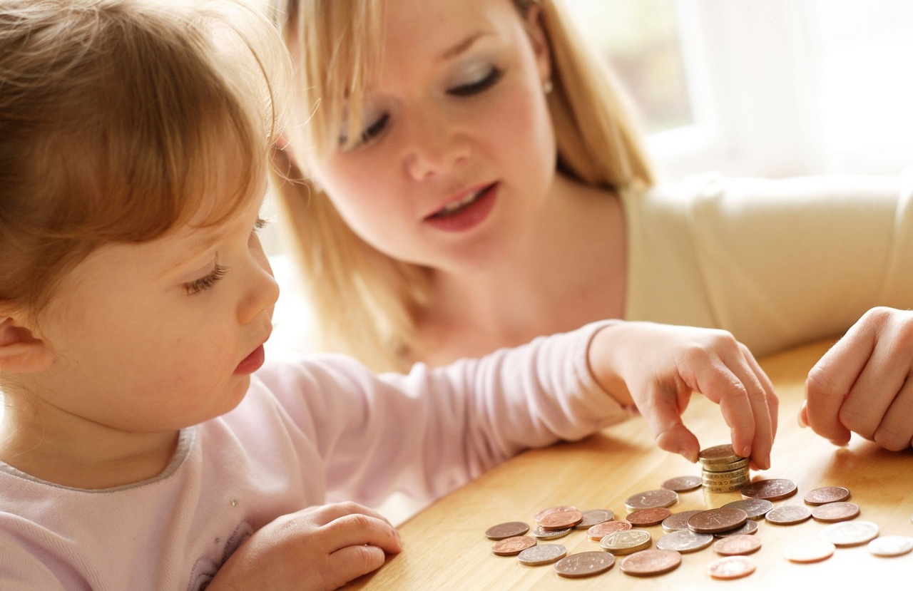 Дети обучаются обращению с деньгами