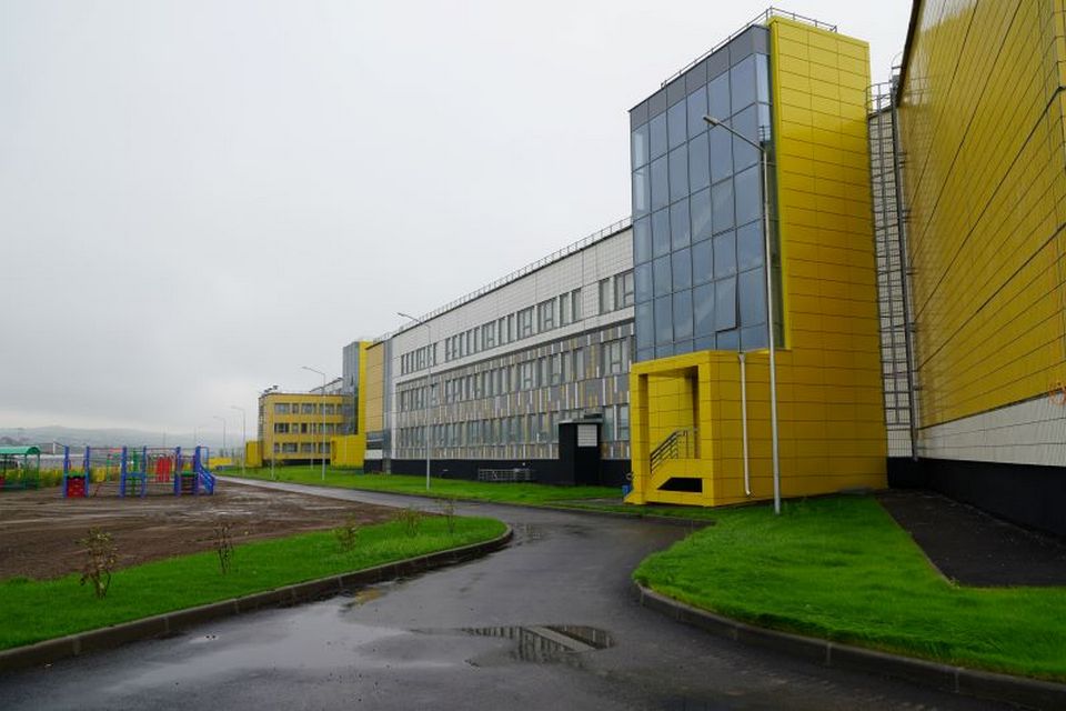 Самая большая за Уралом школа находится в Красноярскею Она была построена в 2022 году