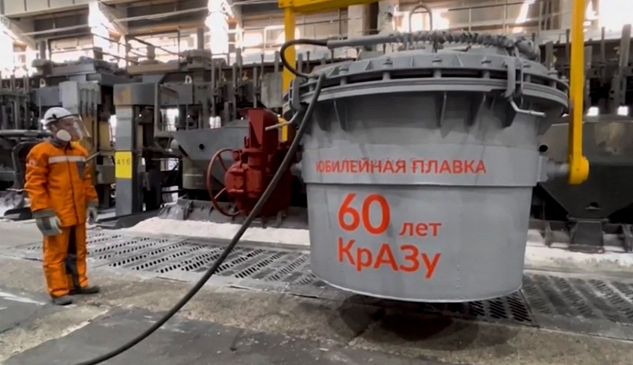 КрАЗ выплавил юбилейный слиток, посвященный 60-летию завода