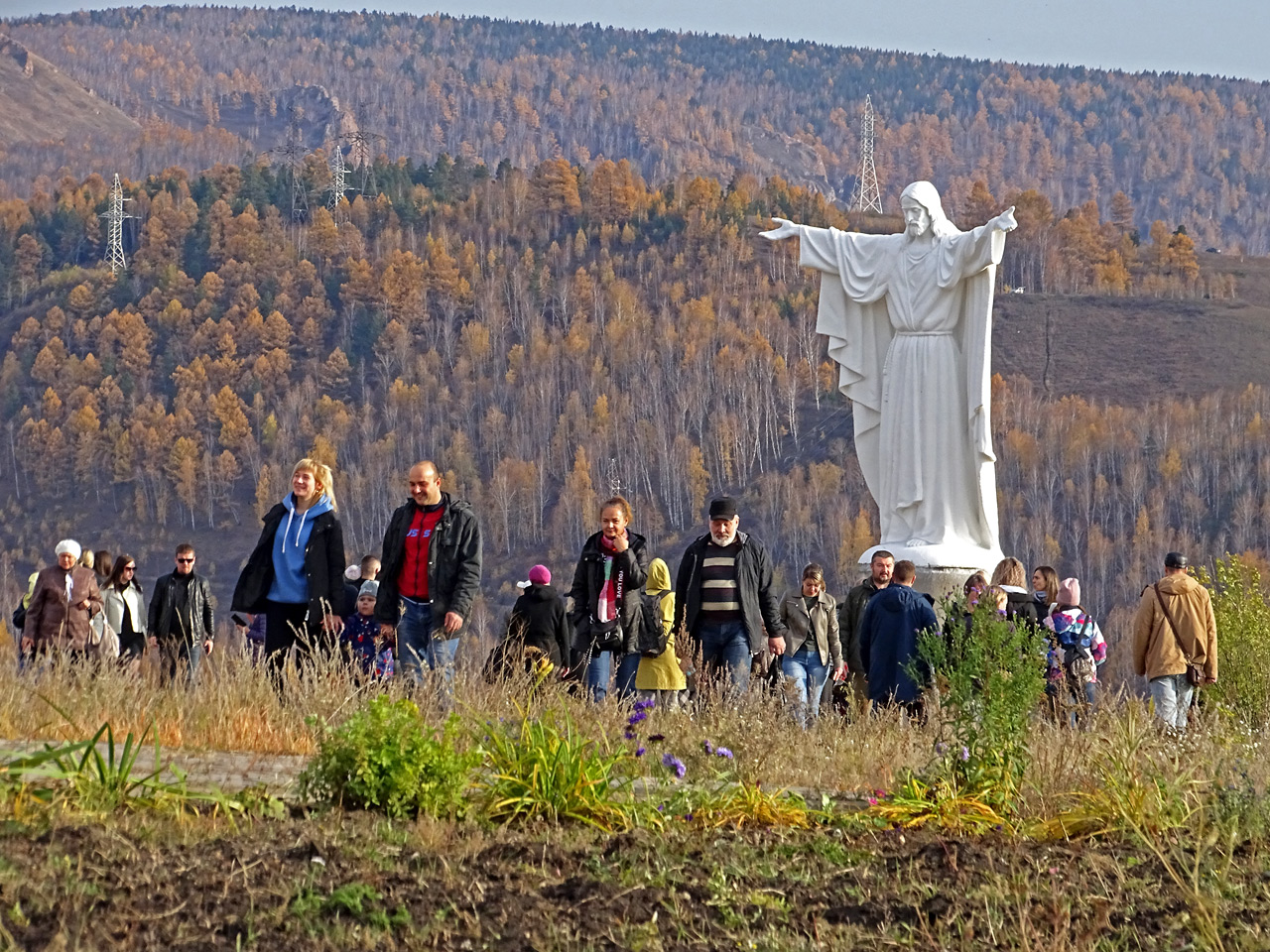 Статуя Иисуса Христа в Академгородке Красноярска