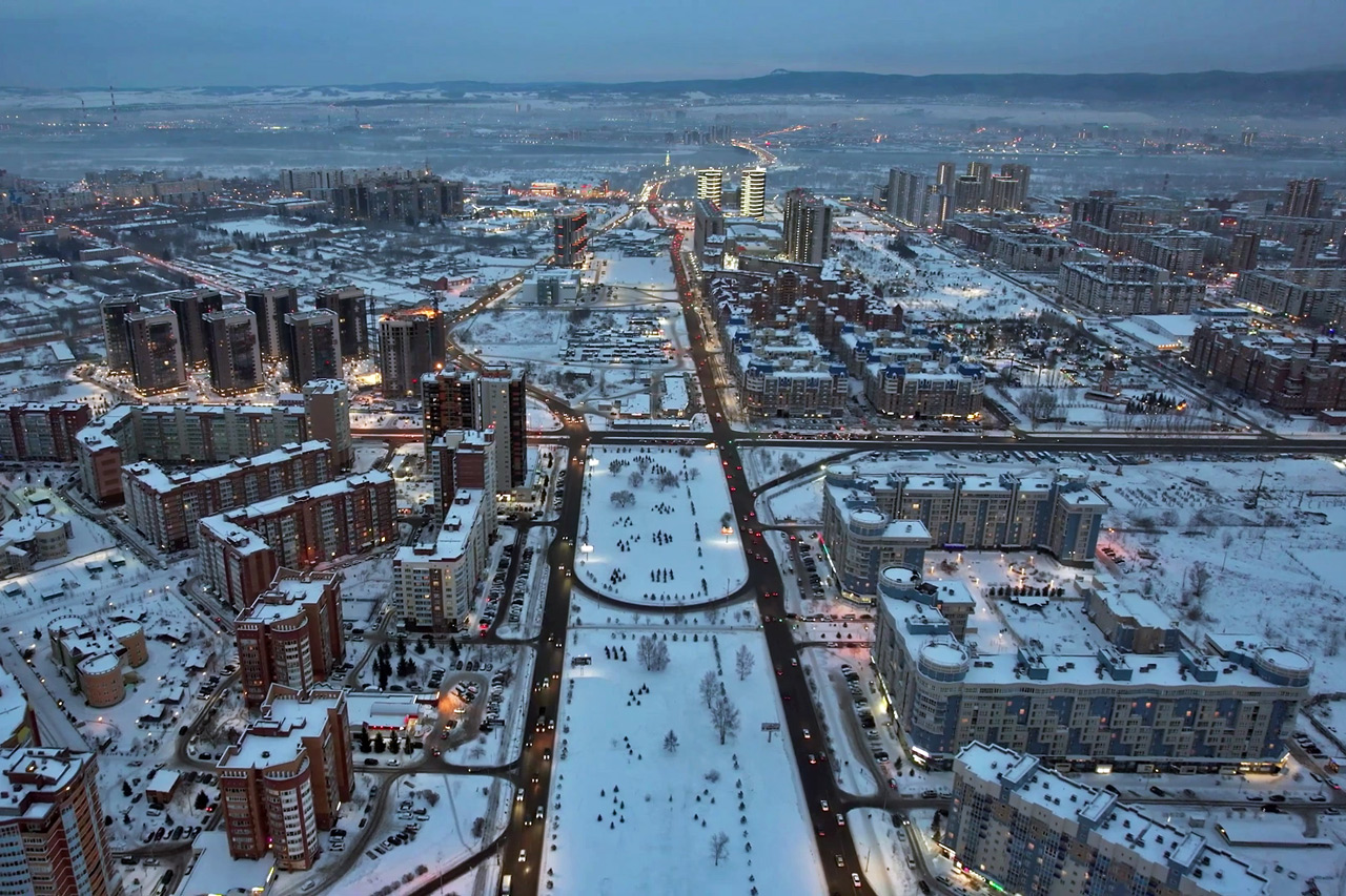 Улица Авиаторов в Красноярске - вид в сторону Октябрьского моста сверху