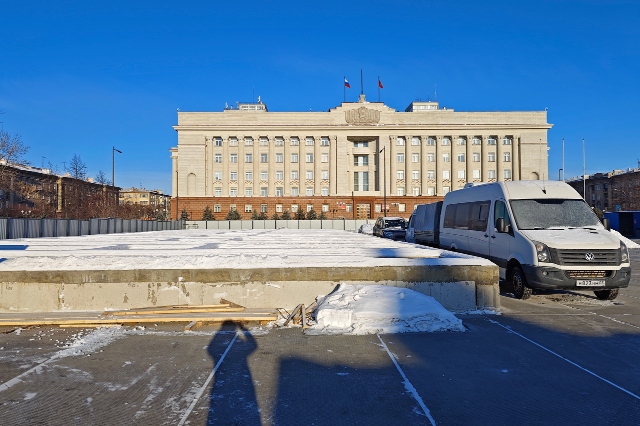 Вид на Дом Советов с площади Революции в Красноярске