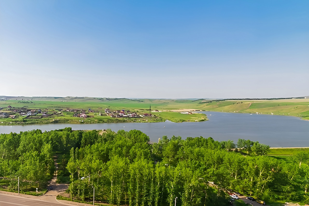 Озеро пруд на Мясокомбнате Красноярска вид сверху