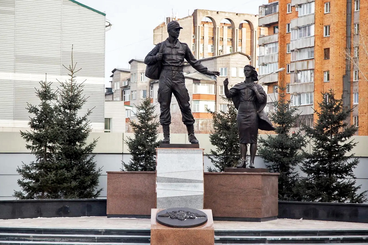 Памятник в Красноярске уходящему в армию