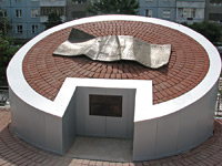 Общий вид композиции, посвященной 10-рублевой купюре с видом Красноярска 