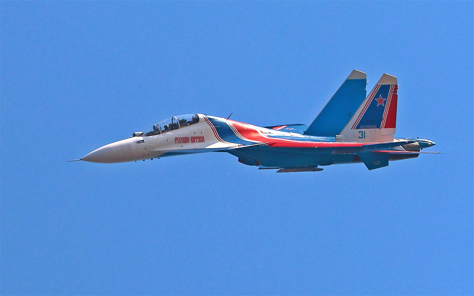 Истребитель Су-30СМ пилотажной группы Русские витязи в небе над Крсноярском