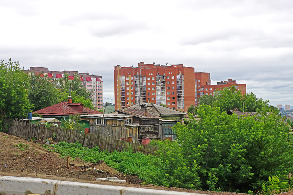Старые строения в створе строения Волочаевской