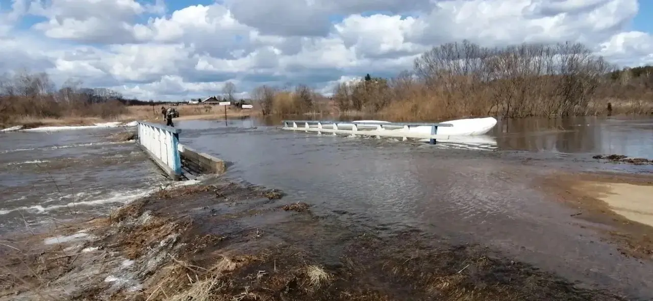 Затопило дороги половодьем