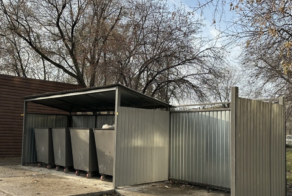 Мусорная площадка с контейнером