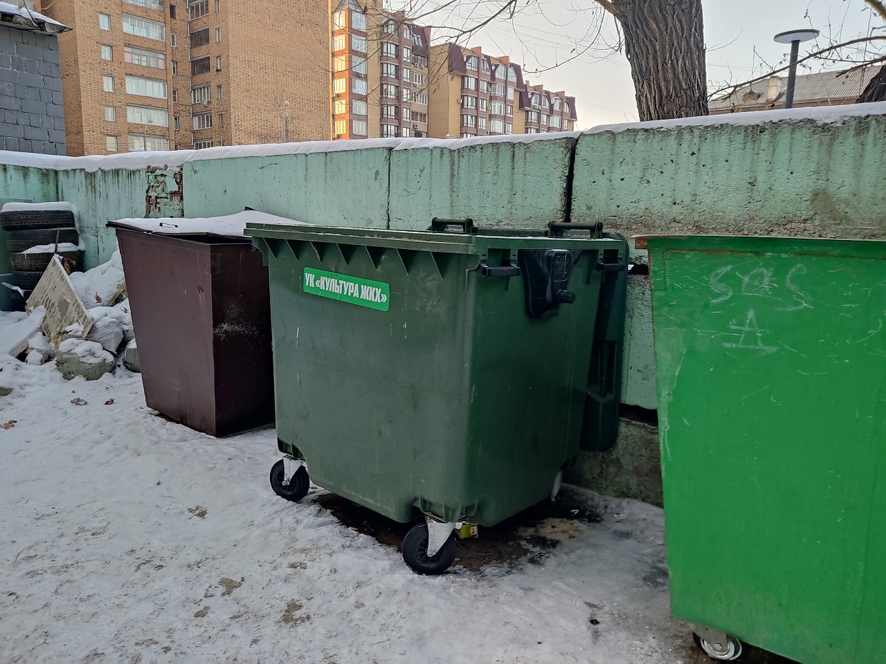 Мусорные баки во дворе