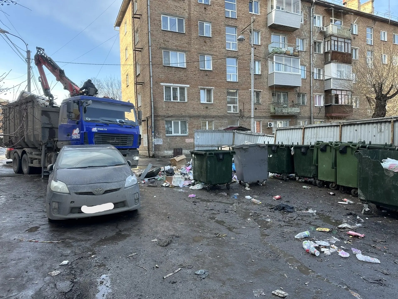 Уборка свалки во дворе