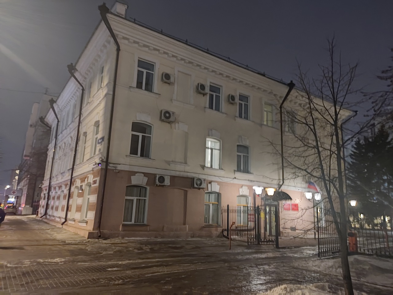 Дом на Мира, 9