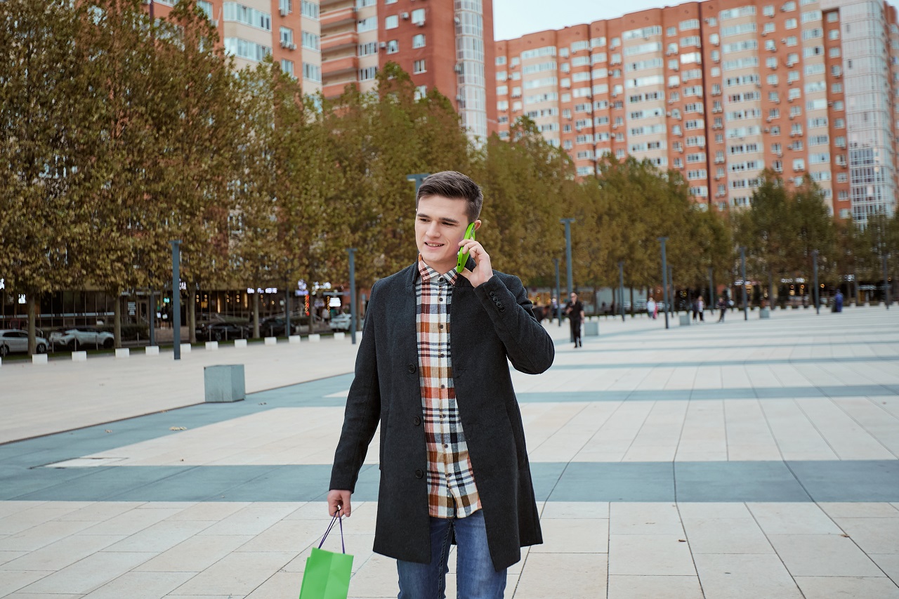 Человек с телефоном