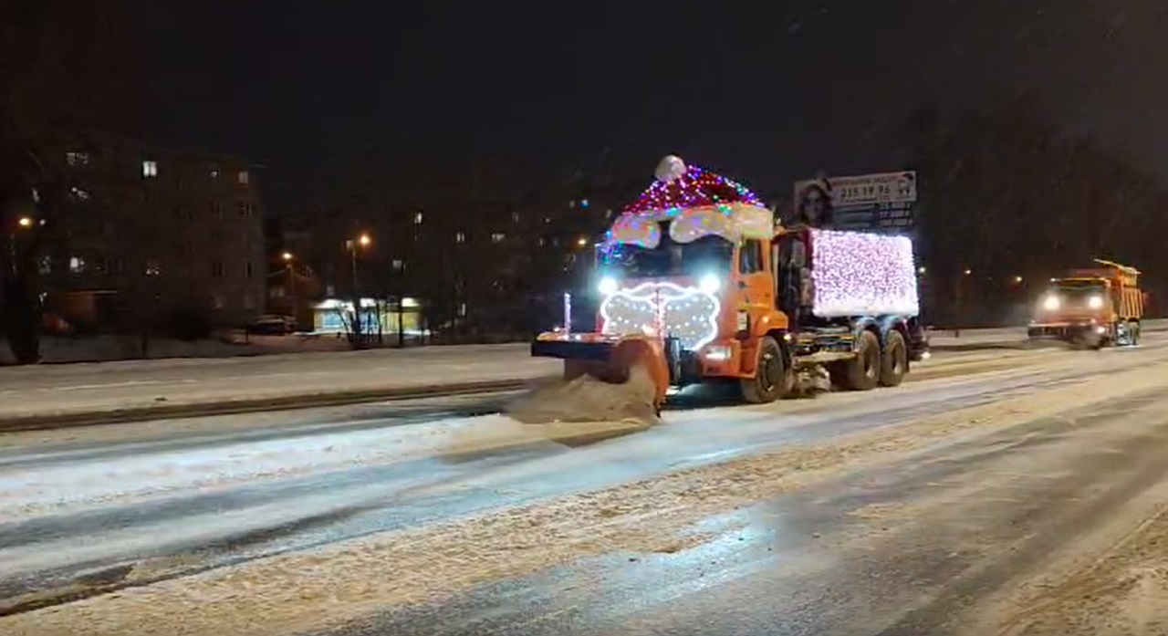 Новогодние машины убирают снег на дорогах