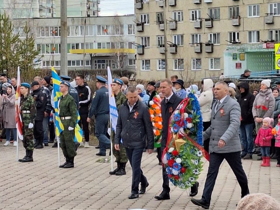 Возложение венков к памятнику