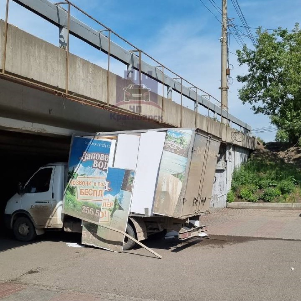 Фургон с водой застрял под мостом на острове Татышев