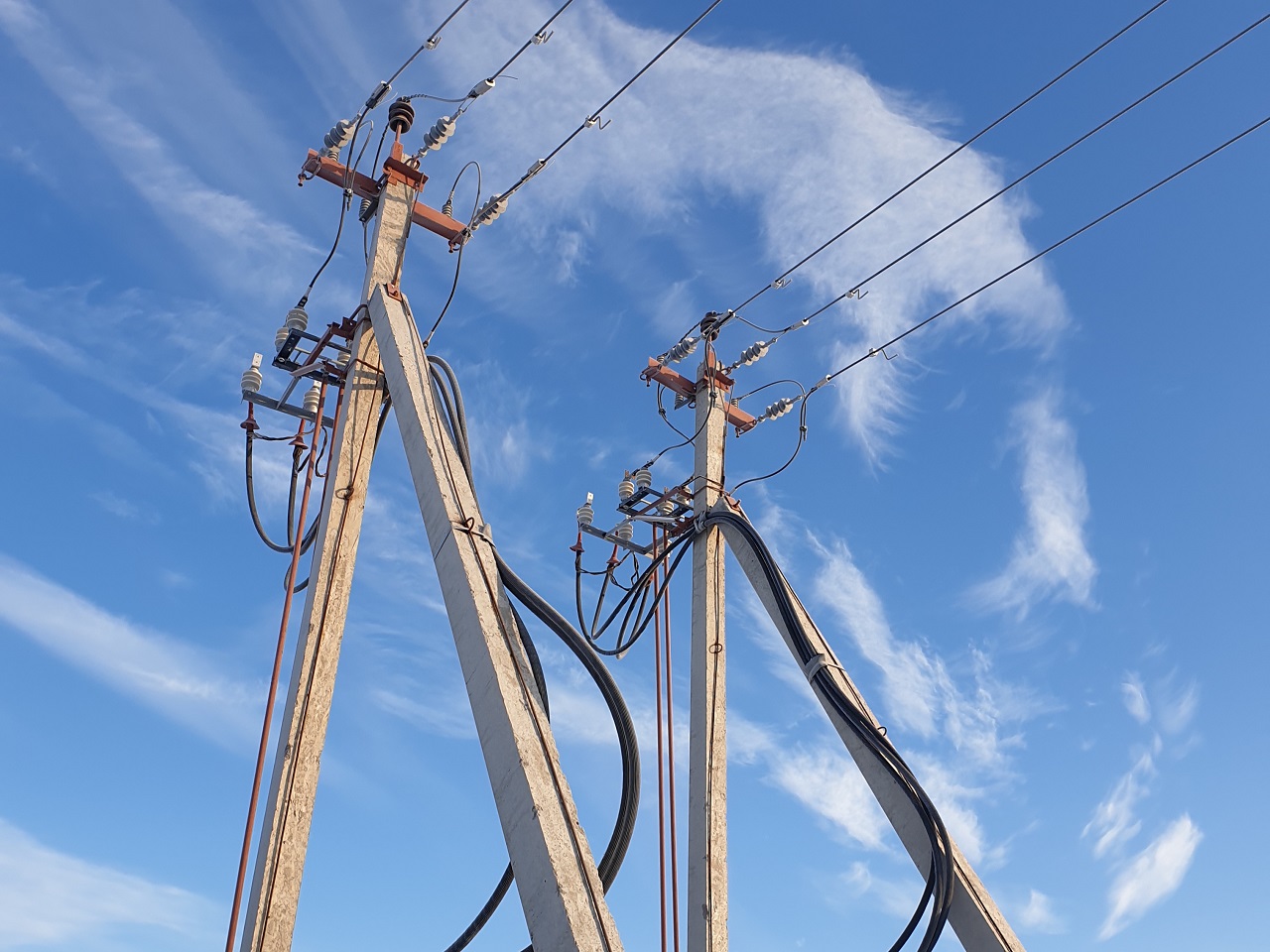 Опоры ЛЭП у логистического комплекса