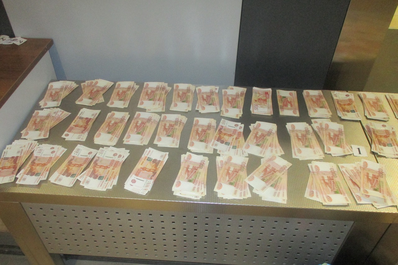 Деньги изъяли в аэропорту