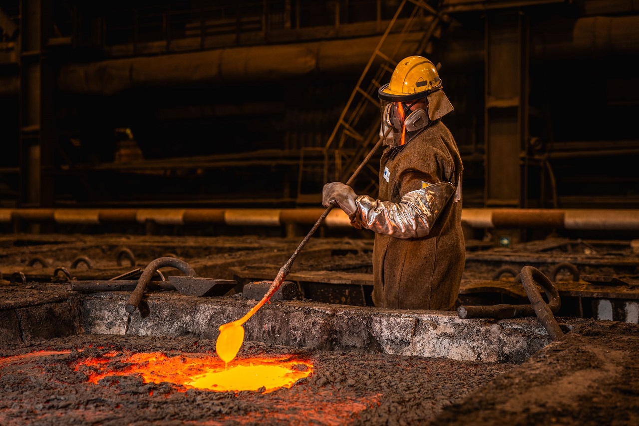 Производство металлов на заводе