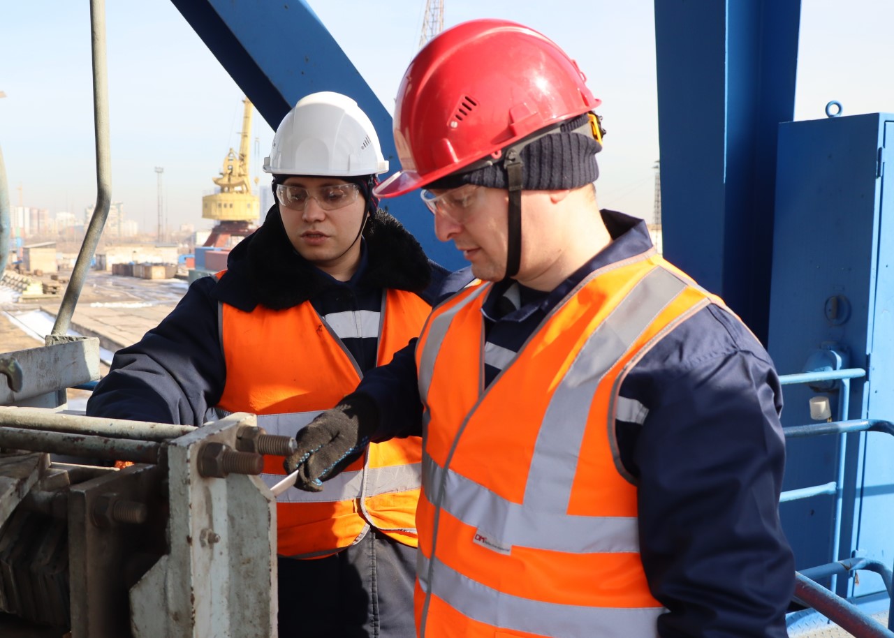 В порту Красноярска начали готовить слесарей по ремонту перегрузочных машин