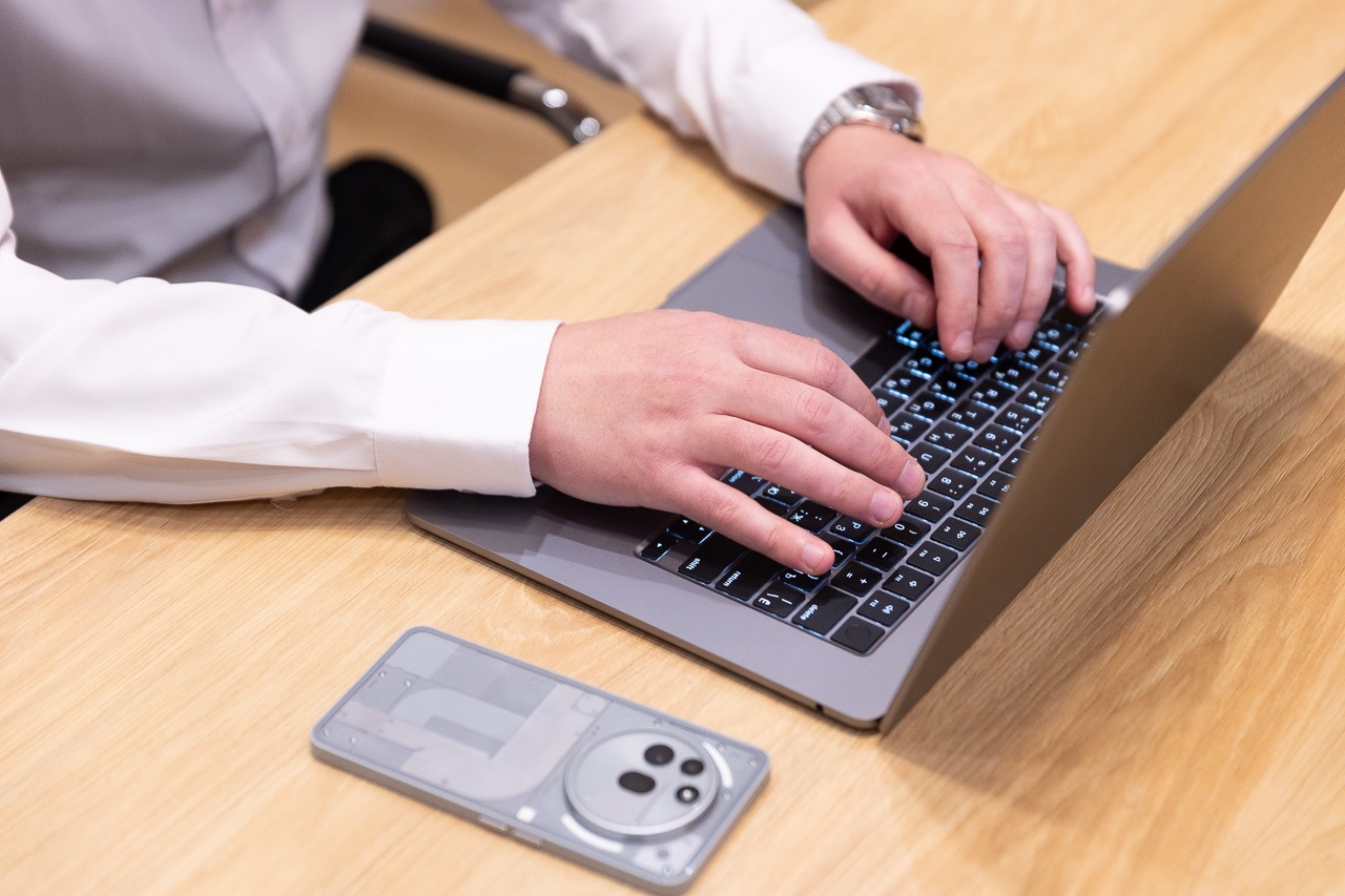 Человек за ноутбуком