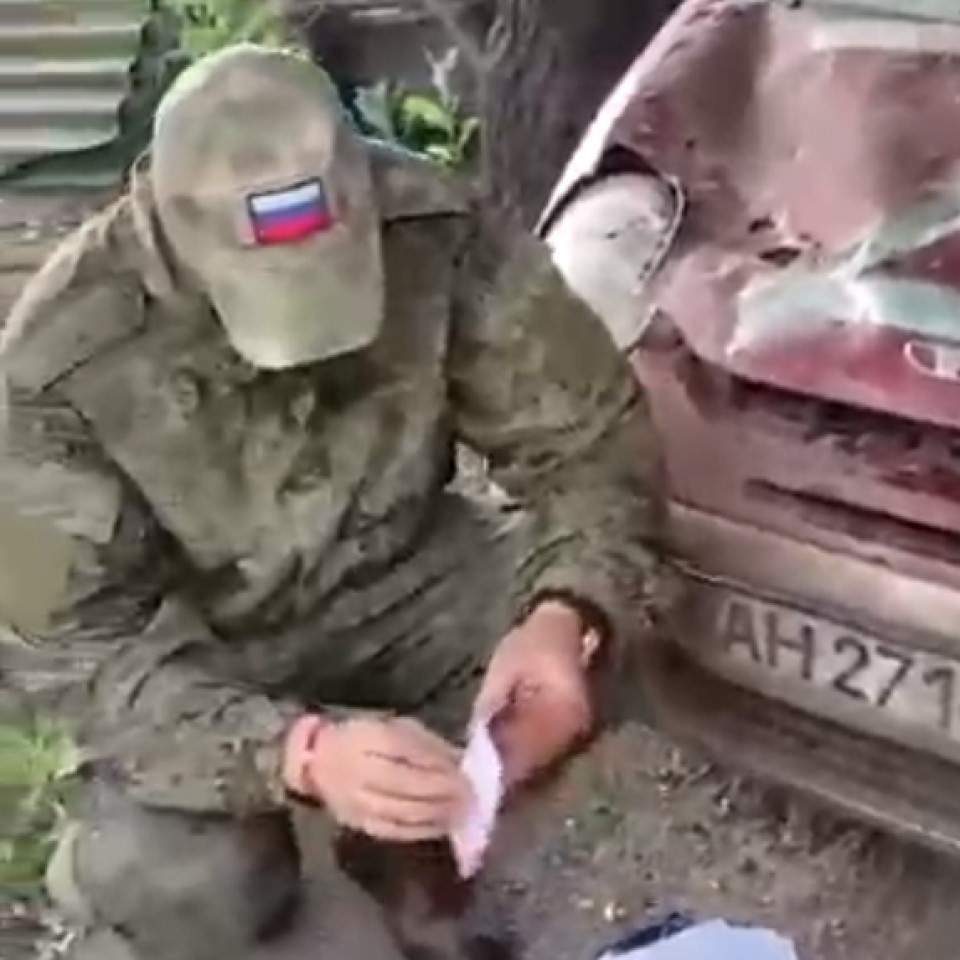 Солдат читает письма