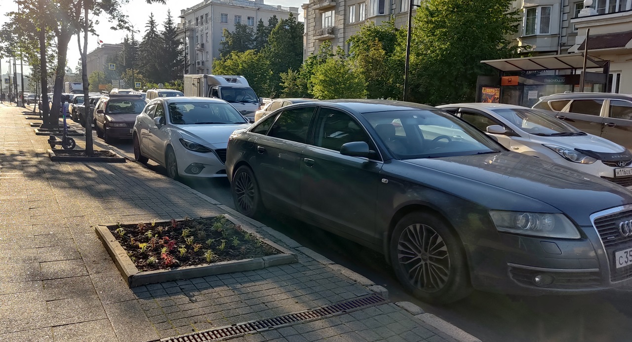 Автомобили на улице Красноярска