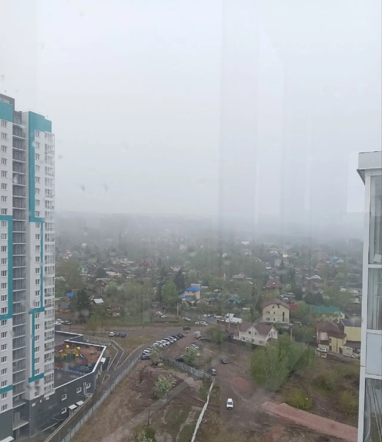 Пейзаж со снежной тучей в мае