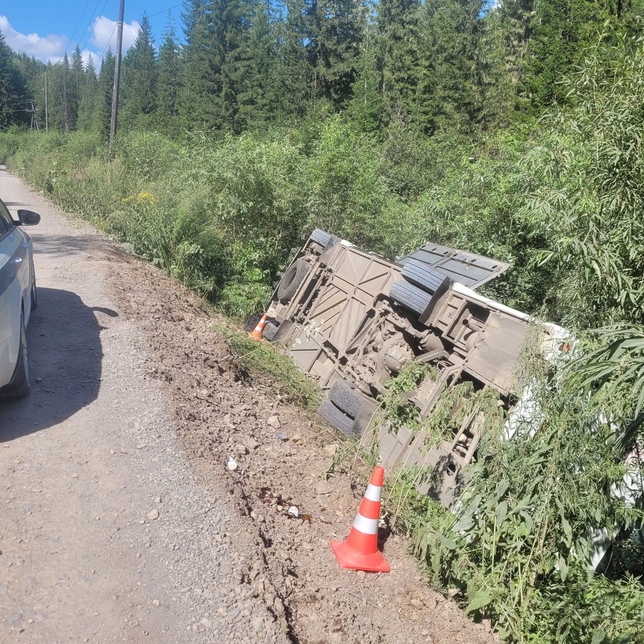 Автобус перевернулся по дороге в Береть