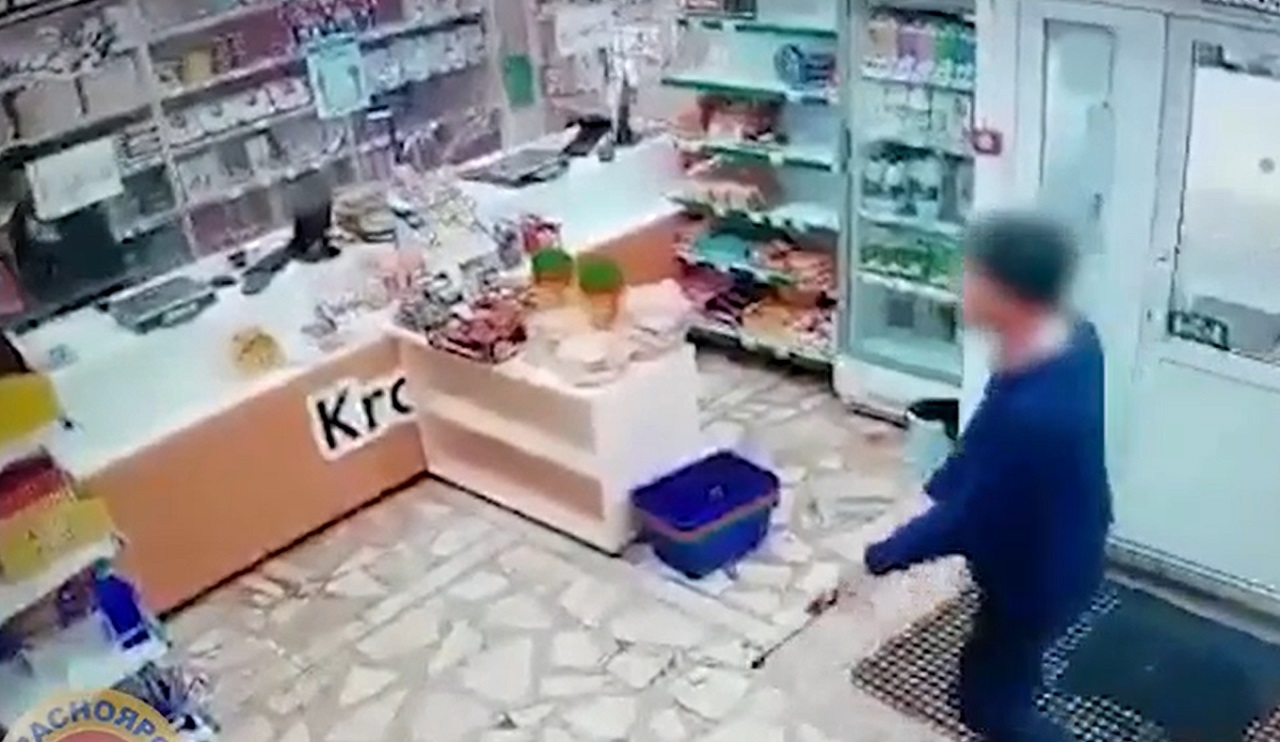 Расстрелял в магазине продавца