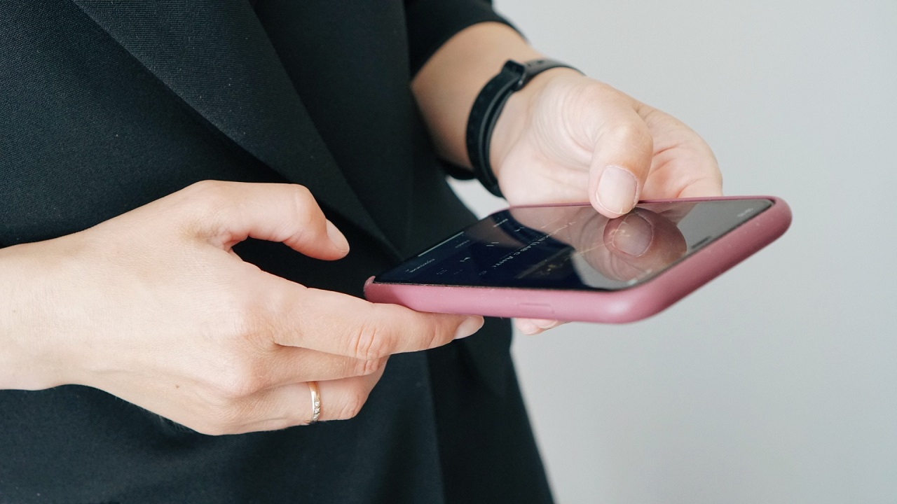 Человек со смартфоном