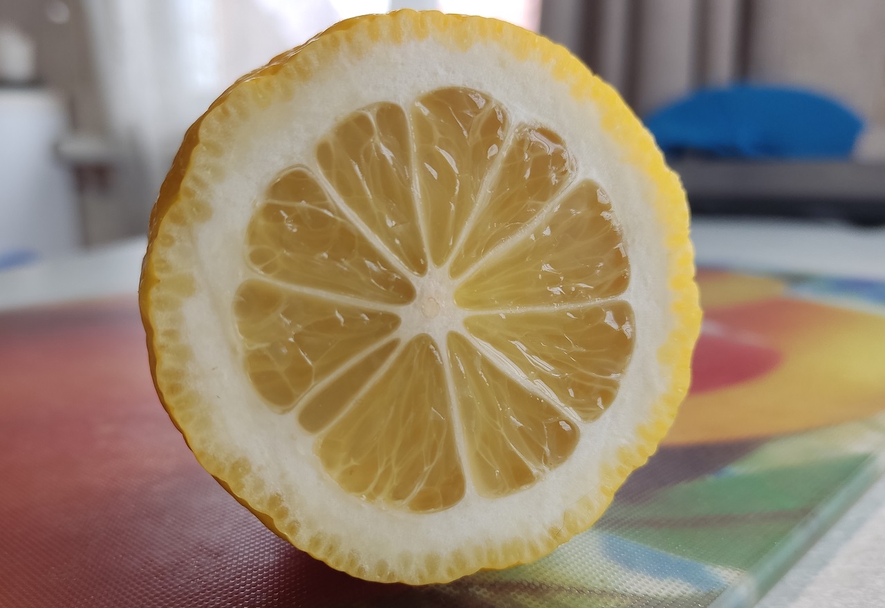 Лимон на столе