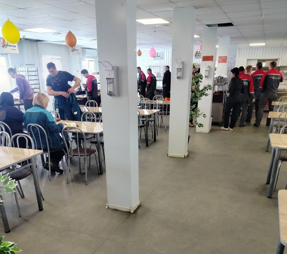 В столовой на вахте