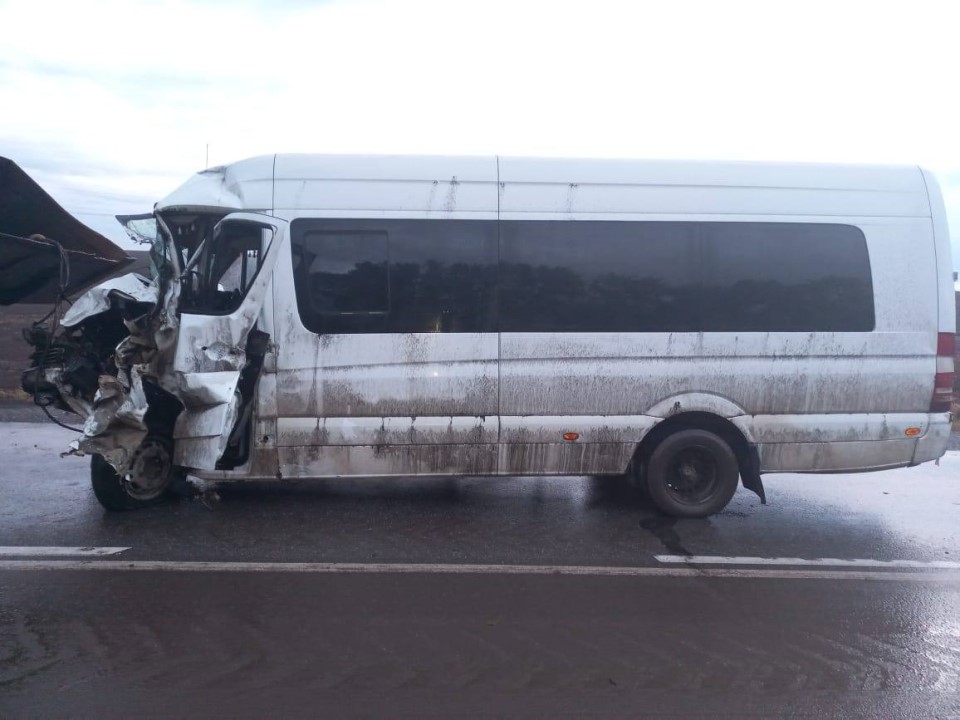 В Красноярском крае автобус столкнулся c грузовиком и трактором: пострадали четверо