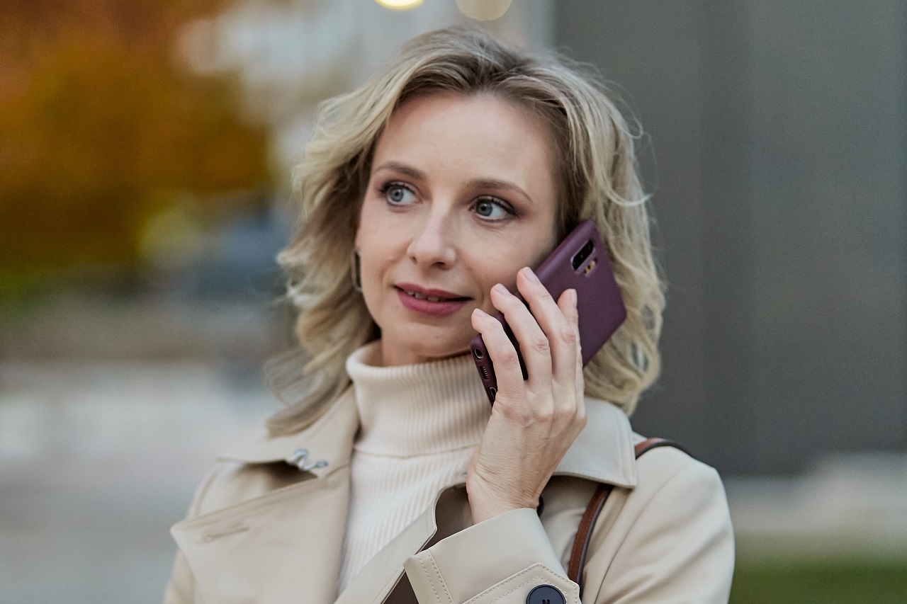 Девушка разговаривает по сотовому