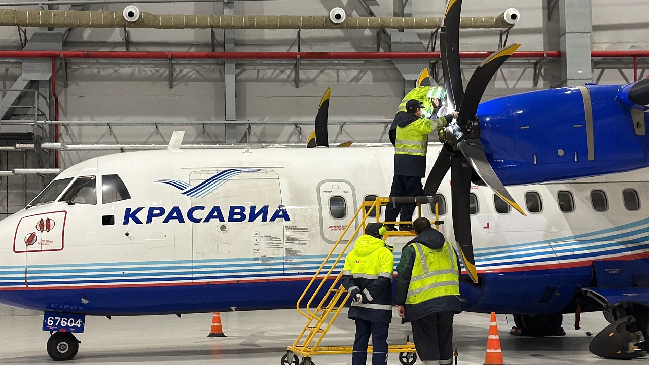 Техобслуживание самолета в ангаре