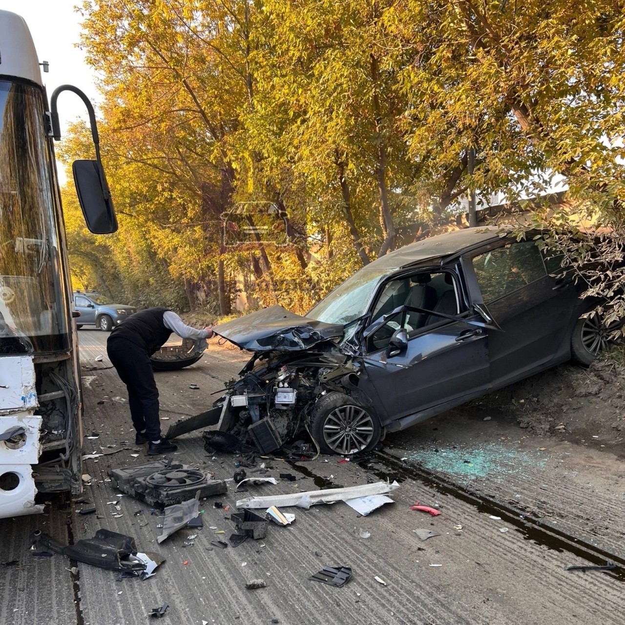 На Монтажников в Красноярске легковой авто врезался в автобус: дорога  перекрыта