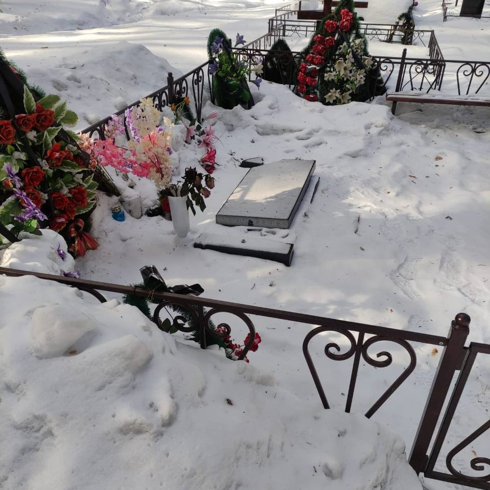Вандалы повредили памятники на кладбище Лесосибирска в Красноярском крае