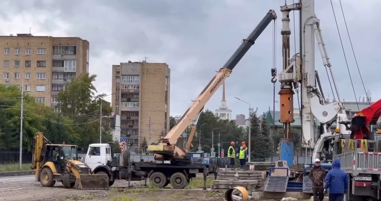 Стройка метро на площади Революции