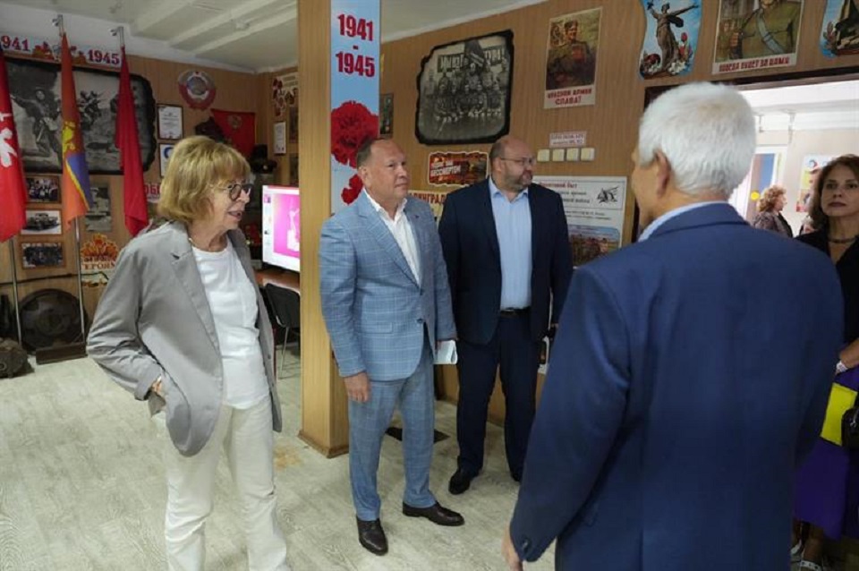 Алексей Шувалов и Наталия Фирюлина в школе