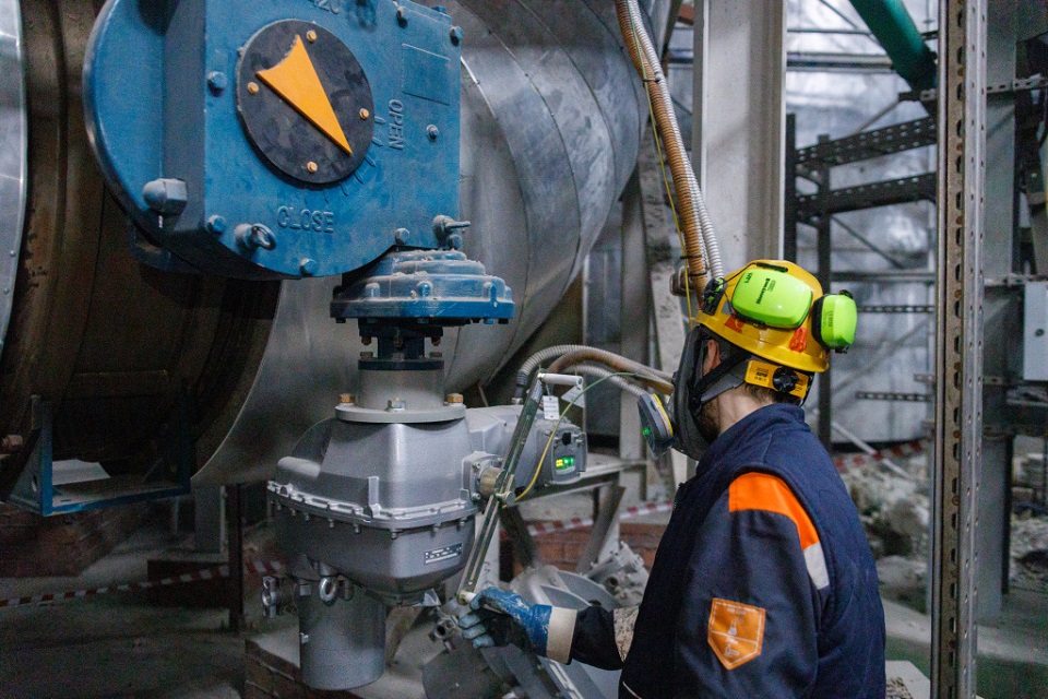 Сотрудник НМЗ открывает клапан подачи газа на третью линию утилизации диоксида серы