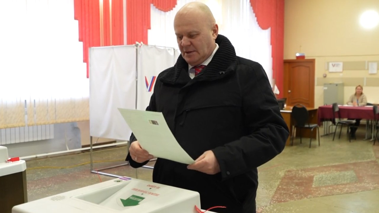 Владислав Логинов голосует на выборах