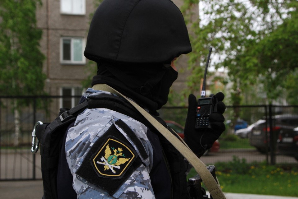 Судебный пристав в обмундировании