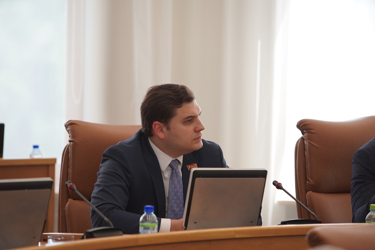 Депутат Иван Петров