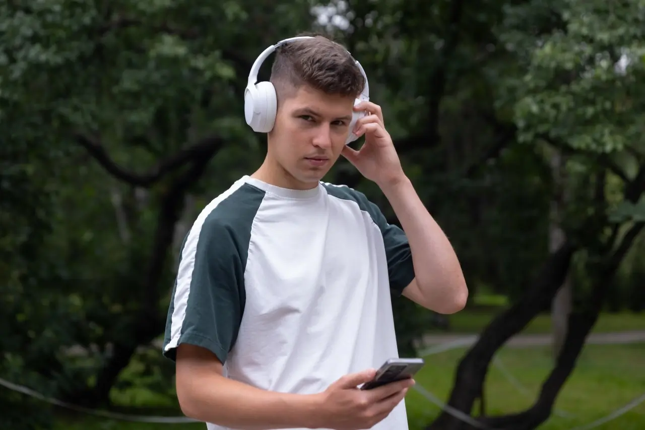 Юноша в наушниках