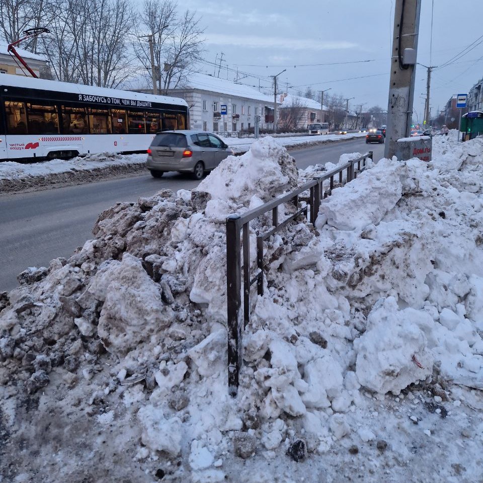 Уборка дорог в Красноярске: горы грязного снега