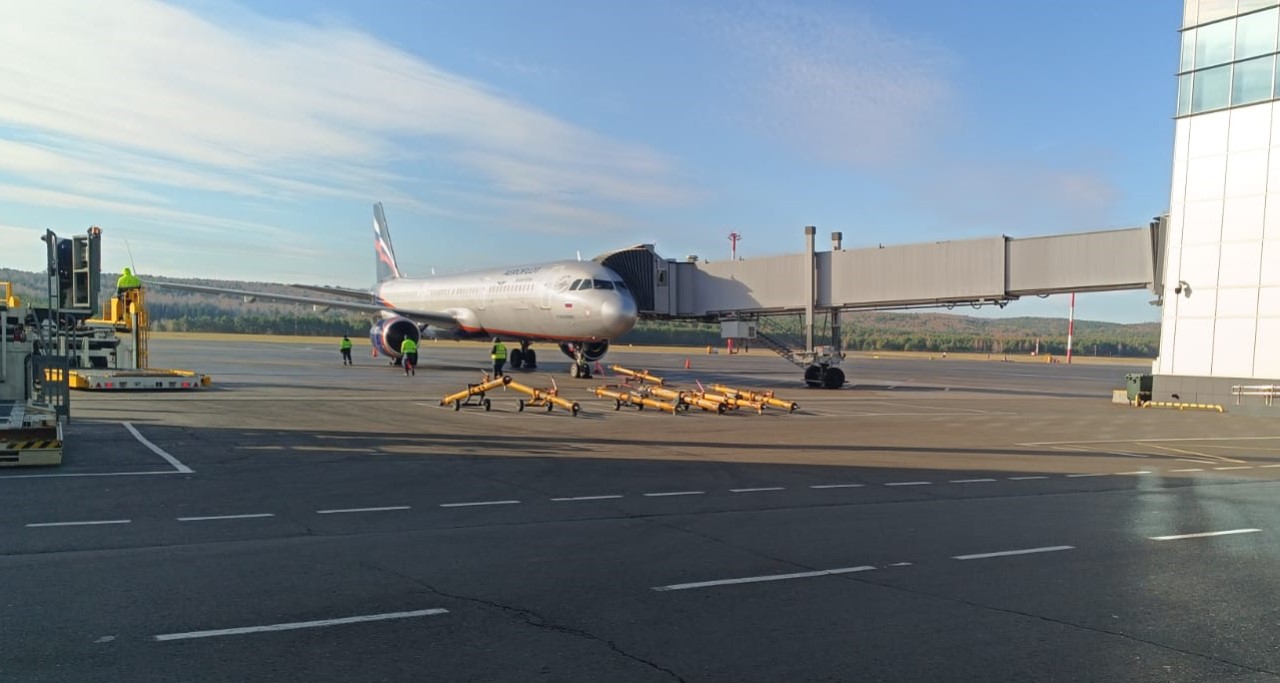 Самолет в аэропорту Красноярск