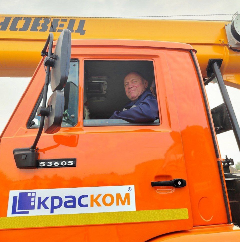 Водители в компании "КрасКом" управляют техникой